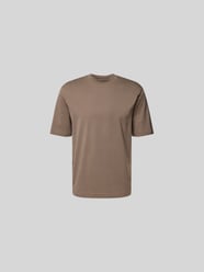 T-Shirt mit geripptem Rundhalsausschnitt von Filippa K Braun - 2