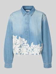Bluzka koszulowa o kroju regular fit z tkaniny stylizowanej na denim z obszyciem koronką od MORE & MORE - 11