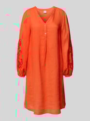 Knielanges Leinenkleid mit V-Ausschnitt von Emily Van den Bergh - 33