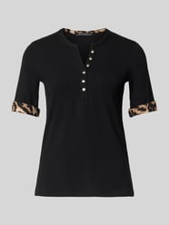 T-Shirt mit V-Ausschnitt und Knopfleiste von Betty Barclay - 45