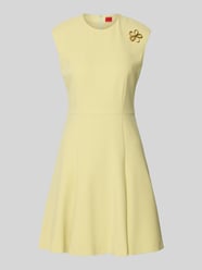 Figurumspielendes Freizeitkleid mit Brosche aus Metall Modell 'KILANDI' von HUGO - 4