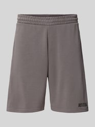 Szorty dresowe o kroju regular fit z wyhaftowanym logo od REVIEW - 6