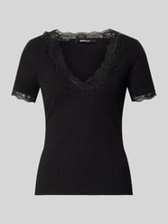 T-Shirt in Ripp-Optik mit Spitzenbesatz von Gina Tricot - 3