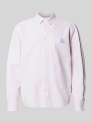 Koszula casualowa o kroju regular fit z wyhaftowanym logo od REVIEW Fuksjowy - 17
