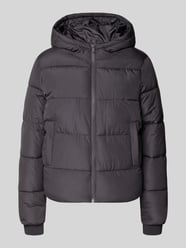 Kurtka pikowana o kroju regular fit z kapturem model ‘BEE NEW’ od Pieces - 19