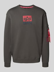 Sweatshirt mit Reißverschlusstasche am Ärmel von Alpha Industries - 24
