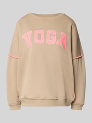 Oversized Sweatshirt mit Statement-Print von miss goodlife Beige - 35