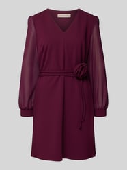 Cocktailkleid mit V-Ausschnitt von Rinascimento Bordeaux - 14