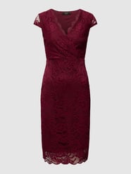 Knielanges Cocktailkleid aus Spitze von Lipsy Bordeaux - 42