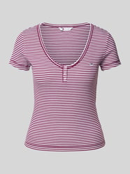 Slim Fit T-Shirt mit abgerundetem V-Ausschnitt Modell 'HENLEY' von Tommy Jeans Lila - 10