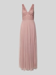Sukienka wieczorowa z obszyciem ozdobnymi perełkami i kamieniami od Lace & Beads Fuksjowy - 30