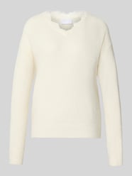 Pullover mit Spitzenbesatz am V-Ausschnitt von Jake*s Collection - 44
