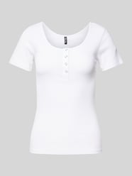 Slim Fit T-Shirt aus Baumwoll-Mix mit kurzer Druckknopfleiste Modell 'KITTE' von Pieces - 9