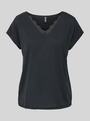 T-shirt o kroju regular fit z dekoltem w serek model ‘KAMALA’ od PIECES - 24