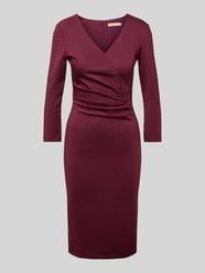 Knielanges Cocktailkleid mit V-Ausschnitt von Rinascimento Bordeaux - 43