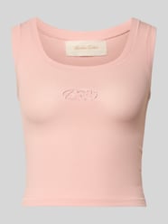 Top o kroju slim fit z detalem z logo od ANOTHER COTTON LAB Fuksjowy - 9