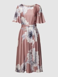 Cocktailkleid mit Allover-Print von Swing Rosa - 17