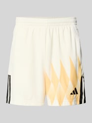 Szorty dresowe o kroju regular fit z fakturowanym wzorem od adidas Sportswear - 14