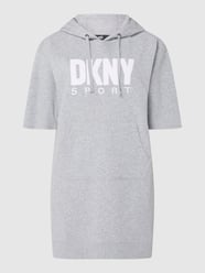 Sukienka z dzianiny dresowej z nadrukiem z logo  od DKNY PERFORMANCE Szary - 5