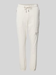 Slim Fit Stoffhose mit Reißverschlusstaschen von monari Beige - 10