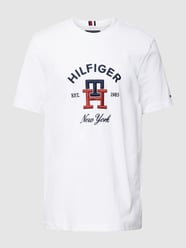 T-Shirt mit Label-Stitching Modell 'CURVED MONOGRAM' von Tommy Hilfiger Weiß - 47