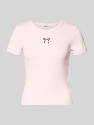 Slim Fit T-Shirt mit Herz-Stickerei Modell 'ELVA JUNE' von ONLY Pink - 39