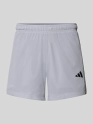 Shorts mit Label-Print von adidas Training - 22