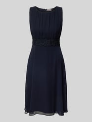 Knielanges Cocktailkleid mit Taillenband von Christian Berg Cocktail - 1