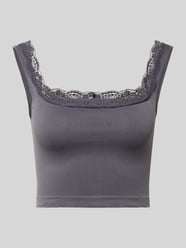 Slim Fit Crop Top mit Spitzenbesatz Modell 'VICKY' von Only - 32