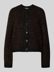 Strickjacke in Leo-Optik mit Rundhalsausschnitt von Jake*s Collection - 33