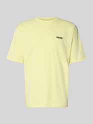 T-shirt z nadrukiem z logo Model „Baine” od WOODBIRD - 12