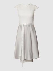Cocktailjurk met taillelus van Swing Zilver - 39