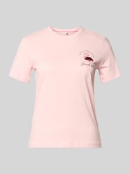 damski t-shirt o kroju regular fit z czystej bawełny model 'KITA' od ONLY Fuksjowy - 4