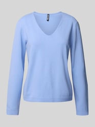 Sweter o kroju regular fit z dekoltem w serek model ‘BREE’ od Pieces - 11