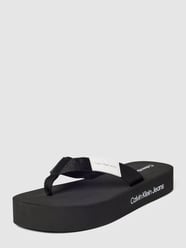 Japonki z detalami z logo model ‘FLATFORM’ od Calvin Klein Jeans Czarny - 5