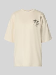 Oversize’owy T-shirt z nadrukiem z przesłaniem od REVIEW - 17