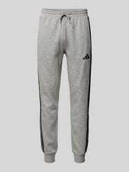 Spodnie dresowe o kroju relaxed fit z wyhaftowanym logo od adidas Sportswear - 43