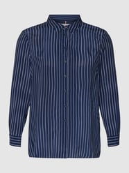 Bluzka koszulowa PLUS SIZE z cupro ze wzorem w paski od Tommy Hilfiger Curve Niebieski - 27