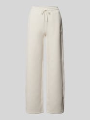 Spodnie dresowe o kroju wide fit z nadrukiem logo allover model 'Calista' od GUESS Activewear - 12