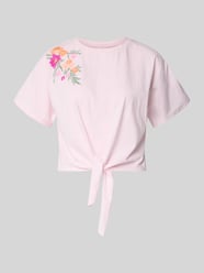 męski t-shirt o kroju regular fit z kwiatowym haftem model 'Fabian' od YAS Fuksjowy - 1
