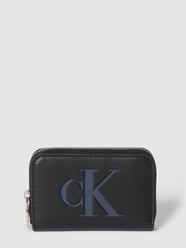 Portemonnaie mit Label-Detail Modell 'SCULPTED MED ZIP AROUND' von Calvin Klein Jeans Grau / Schwarz - 43