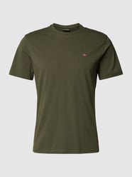 T-shirt z wyhaftowanym logo model ‘SALIS’ od Napapijri Zielony - 9