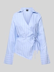 Bluzka koszulowa o kroju regular fit z wykładanym kołnierzem od Gina Tricot - 10