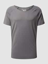 T-shirt o kroju longer fit z raglanowymi rękawami od REVIEW Szary - 48