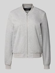 Bluzon o kroju regular fit z dodatkiem wiskozy model ‘KIMIKO’ od Vero Moda - 31