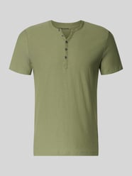 T-Shirt mit V-Ausschnitt und Knopfleiste von MCNEAL - 30