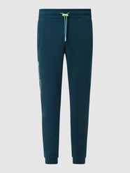 Spodnie treningowe o luźnym kroju z nadrukiem z logo  od Under Armour Zielony - 27