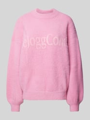 Sweter z dzianiny z napisem z logo model ‘OFELIA’ od TheJoggConcept Fuksjowy - 1