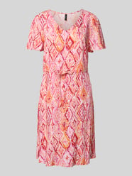 Taliowana sukienka casualowa z czystej wiskozy model 'EASY JOY' od VERO MODA Fuksjowy - 43