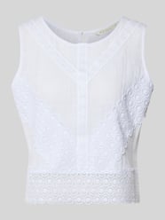 Top o kroju regular fit z haftem angielskim od Apricot - 27